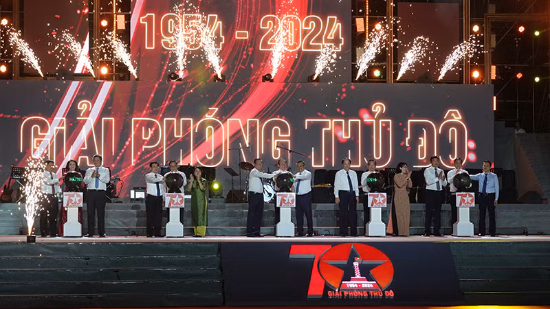 Các đại biểu thực hiện nghi thức khai mạc chương trình "Những ngày Hà Nội tại Thành phố Hồ Chí Minh".