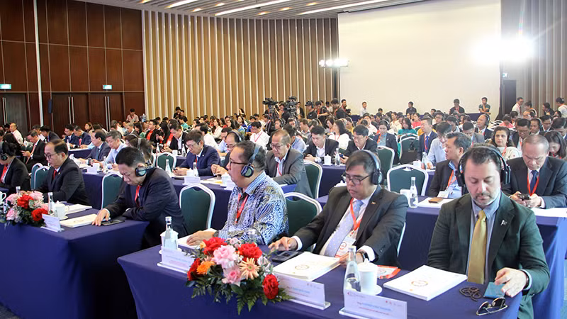 Đông đảo các đại biểu tham dự diễn đàn.