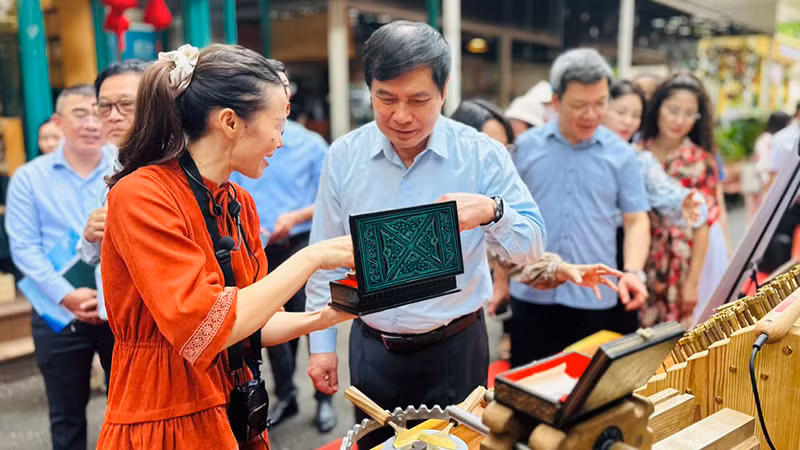 Đoàn khảo sát tham quan hoạt động tại Đường sách Thành phố Hồ Chí Minh.