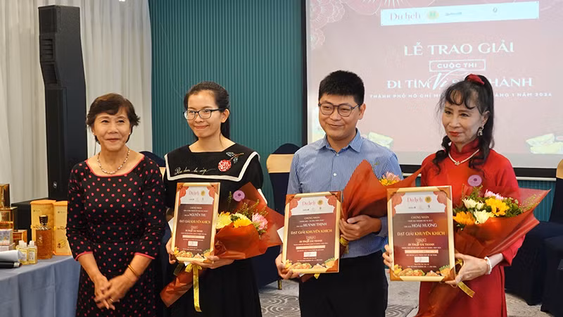 Trao giải Khuyến khích cho các tác giả.