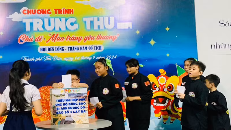 Các em thiếu nhi đóng góp ủng hộ đồng bào miền Bắc bị thiệt hại do bão số 3.