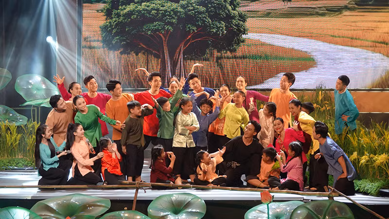 Hoạt cảnh Anh Ba Hưng mở đầu chương trình giới thiệu chân dung âm nhạc Nhạc sĩ Trần Kiết Tường.