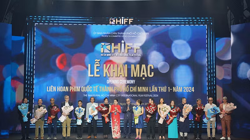 Ban tổ chức tặng hoa cho thành viên ban giám khảo Liên hoan phim. 