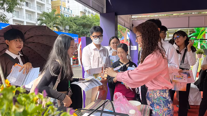 Người dân đến tìm hiểu các sản phẩm du lịch tại Ngày hội Du lịch Thành phố Hồ Chí Minh lần thứ 19.