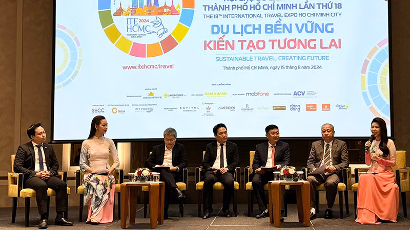 Các đại biểu trả lời câu hỏi của báo chí tại buổi họp báo.