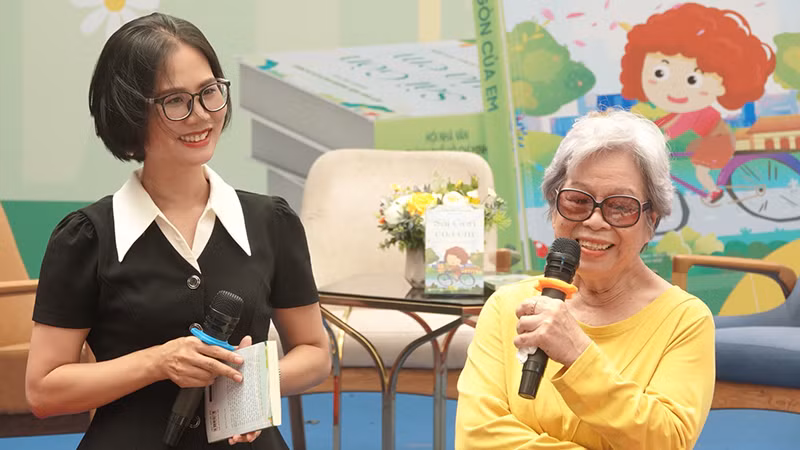 Giao lưu với nhà văn Kim Hài tại chương trình. Giao lưu với nhà văn Kim Hài tại chương trình.