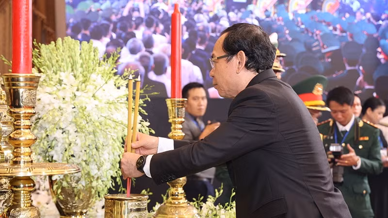 Đồng chí Nguyễn Văn Nên, Ủy viên Bộ Chính trị, Bí thư Thành ủy Thành phố Hồ Chí Minh thắp hương tại lễ viếng đồng chí Tổng Bí thư Nguyễn Phú Trọng.