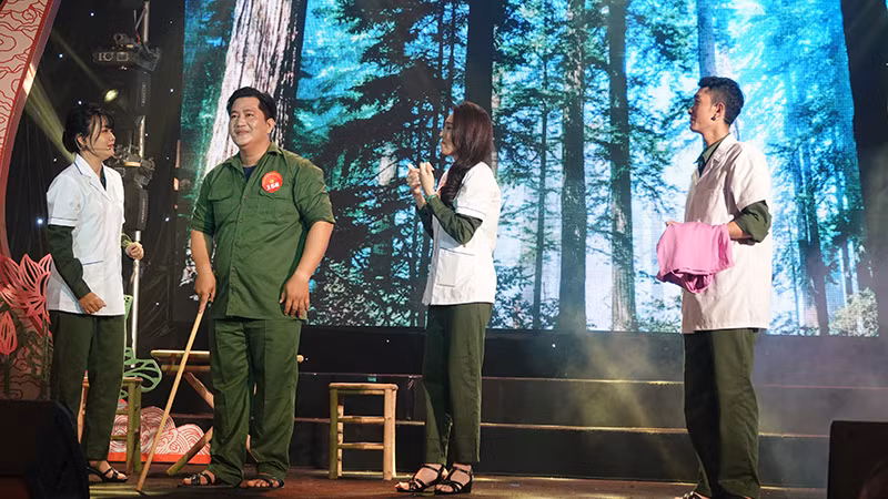 Thí sinh Nguyễn Thanh Phường (thứ hai từ trái sang) đoạt giải Phong cách ấn tượng.