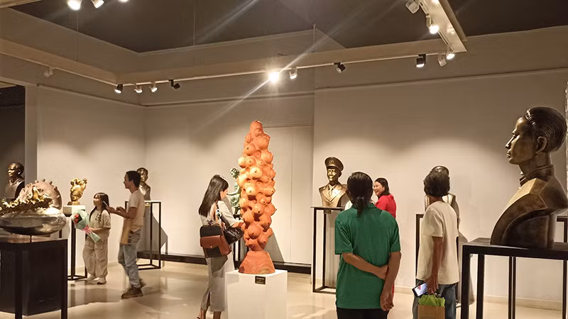 Công chúng tham quan triển lãm.