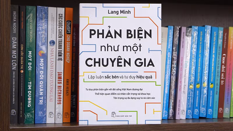 Bìa cuốn sách “Phản biện như một chuyên gia: Lập luận sắc bén và tư duy hiệu quả” của tác giả Lang Minh.