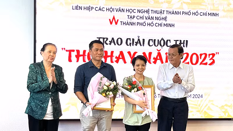 Trao giải Nhì các tác giả đoạt giải.