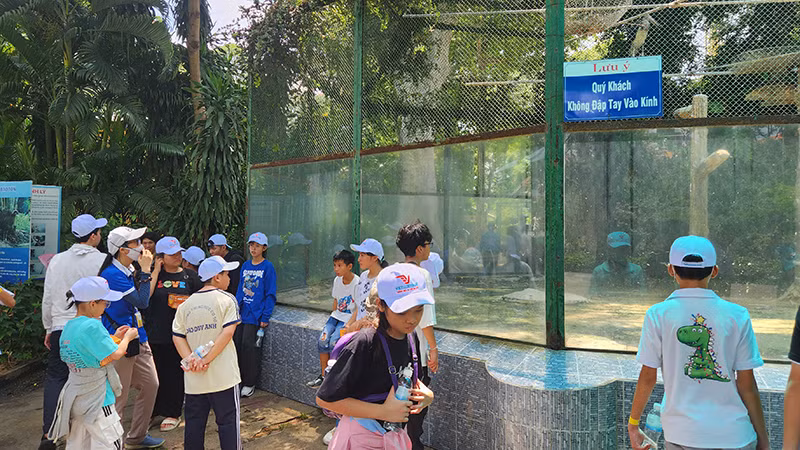 Các em tham quan Thảo Cầm Viên Sài Gòn.