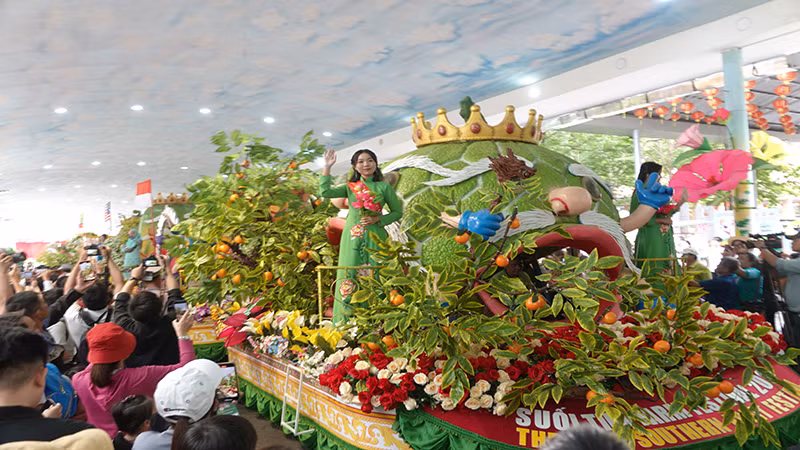 Đông đảo du khách đến xem chương trình diễu hành “Suối Tiên Farm – Rẽ sóng vươn mình”.