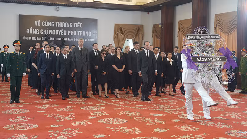 Đoàn các Tổng Lãnh sự quán tại Thành phố Hồ Chí Minh kính viếng Tổng Bí thư Nguyễn Phú Trọng.