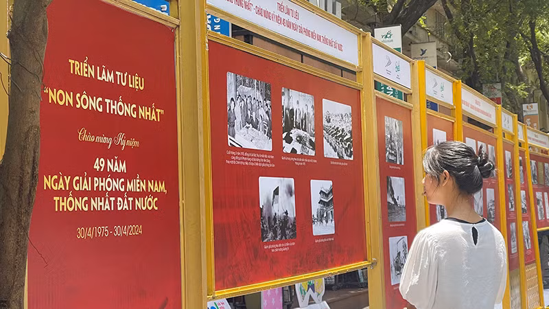 Bạn trẻ tham quan triển lãm tại Đường Sách Thành phố Hồ Chí Minh trong sáng 27/4