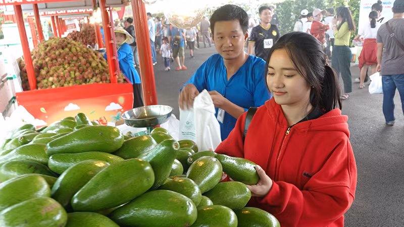 Du khách mua trái cây tại lễ hội.