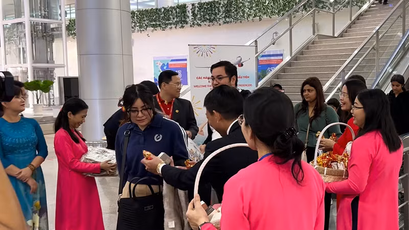 Những vị khách quốc tế đầu tiên đến Thành phố Hồ Chí Minh trong năm 2024.