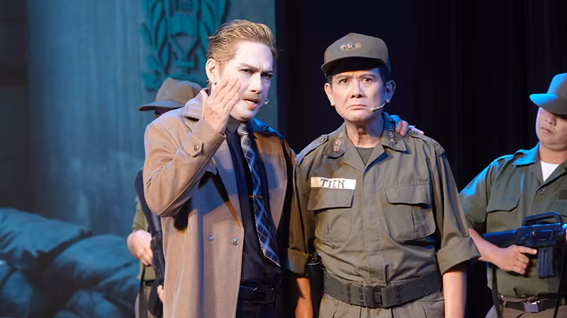 Nghệ sĩ Ưu tú Trọng Nghĩa (vai cố vấn Mỹ, trái) và nghệ sĩ Ưu tú Bảo Trí (vai Đại úy Tiền).