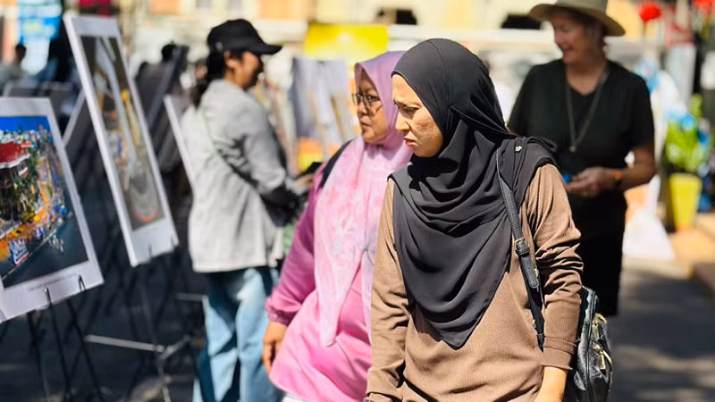 Khách nước ngoài tham quan triển lãm.