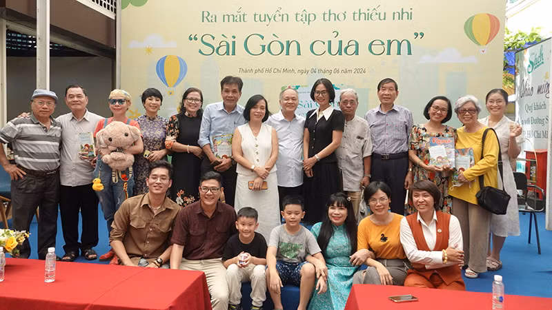 Các nhà thơ, nhà văn cùng bạn đọc chụp ảnh lưu niệm tại buổi giao lưu, ra mắt sách. Các nhà thơ, nhà văn cùng bạn đọc chụp ảnh lưu niệm tại buổi giao lưu, ra mắt sách.