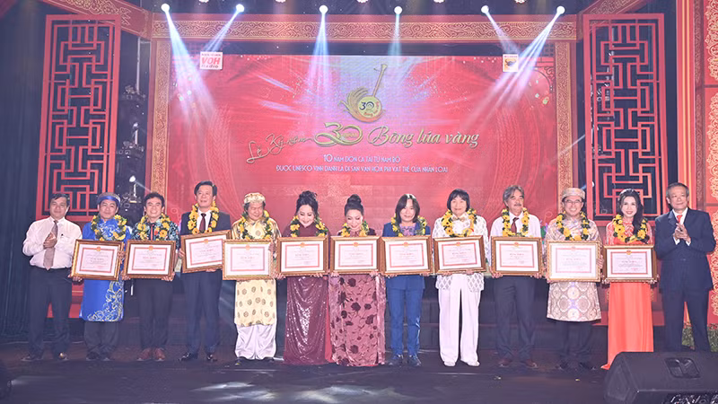 Tặng Bằng khen của Ủy ban nhân dân Thành phố Hồ Chí Minh cho các cá nhân có nhiều đóng góp cho chương trình Bông lúa vàng (Ảnh: Quốc Thanh). Tặng Bằng khen của Ủy ban nhân dân Thành phố Hồ Chí Minh cho các cá nhân có nhiều đóng góp cho chương trình Bông lúa vàng (Ảnh: Quốc Thanh).