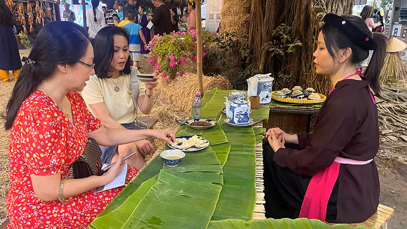 Không gian chợ quê tại lễ hội.