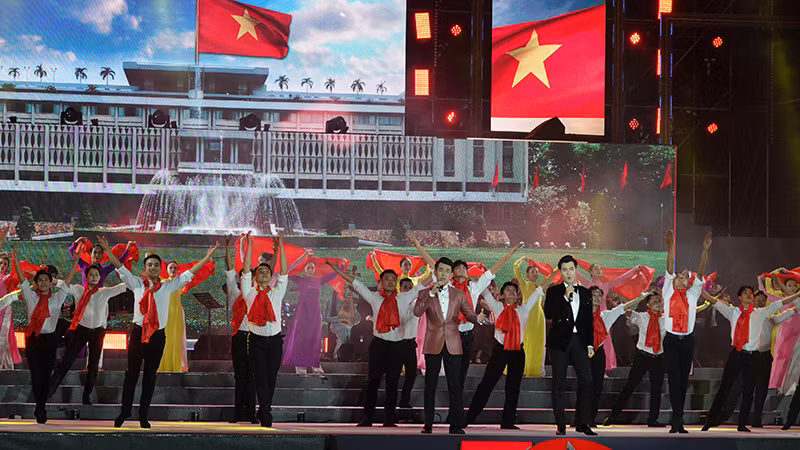 Ca sĩ Hồ Trung Dũng và ca sĩ Đào Mác trình bày liên khúc Gửi nắng cho em (nhạc Phạm Tuyên, thơ Tố Hữu) và Mùa xuân trên Thành phố Hồ Chí Minh (sáng tác Xuân Hồng).