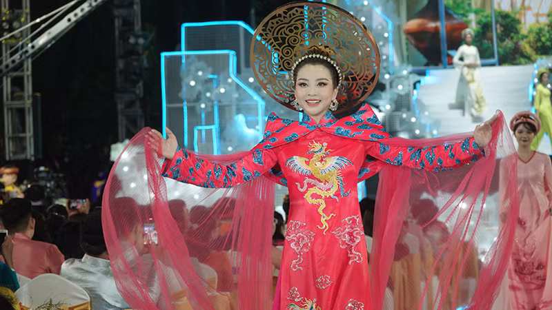Trình diễn các bộ sưu tập áo dài trong đêm khai mạc.
