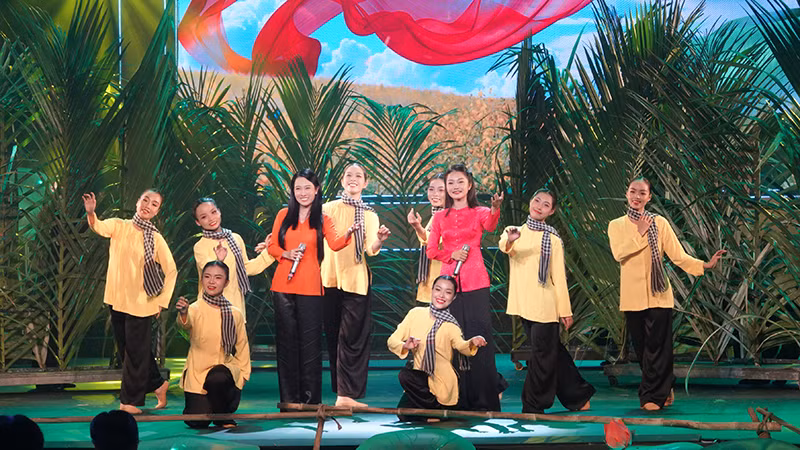 Ca sĩ Thùy Trinh và Thanh Nguyên trình bày ca khúc Áo bà ba.
