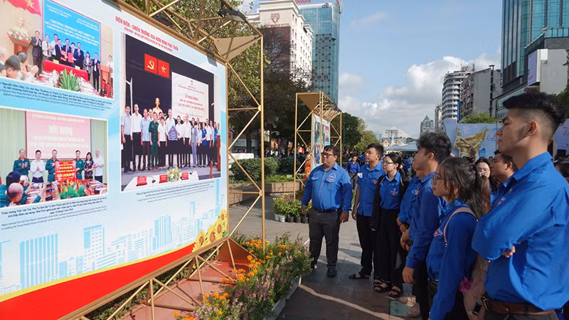 Triển lãm thu hút nhiều bạn trẻ đến tham quan.