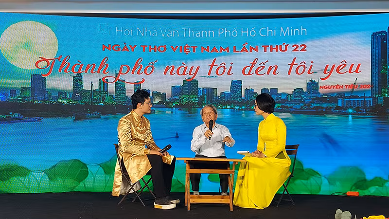 Giao lưu với nhà thơ Hoài Vũ trong chương trình thơ nhạc "Thành phố này tôi đến tôi yêu".