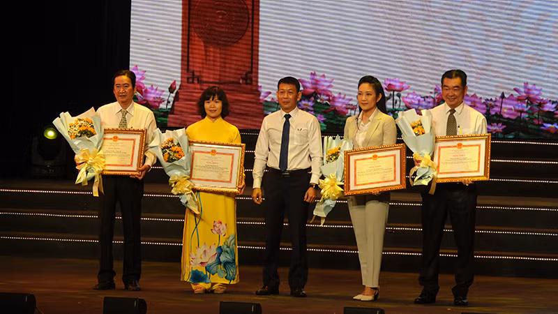 Trao Bằng khen của Bộ Văn hóa, Thể thao và Du lịch cho các tập thể, cá nhân.