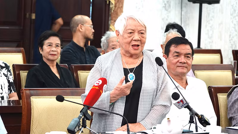 Đạo diễn Xuân Phượng phát biểu ý kiến tại buổi gặp gỡ.