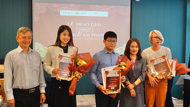 Trao Giải Nhất, Nhì, Ba cho các tác giả.