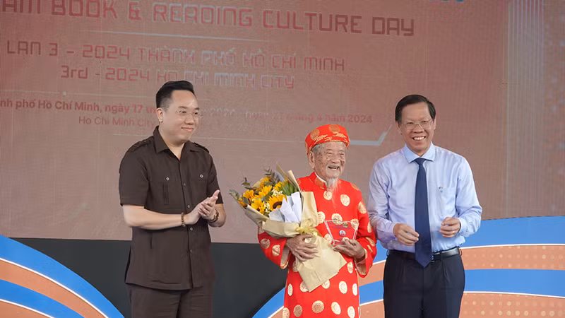 Cụ Nguyễn Đình Tư được mời là Đại sứ văn hóa đọc thành phố danh dự, không giới hạn về nhiệm kỳ.