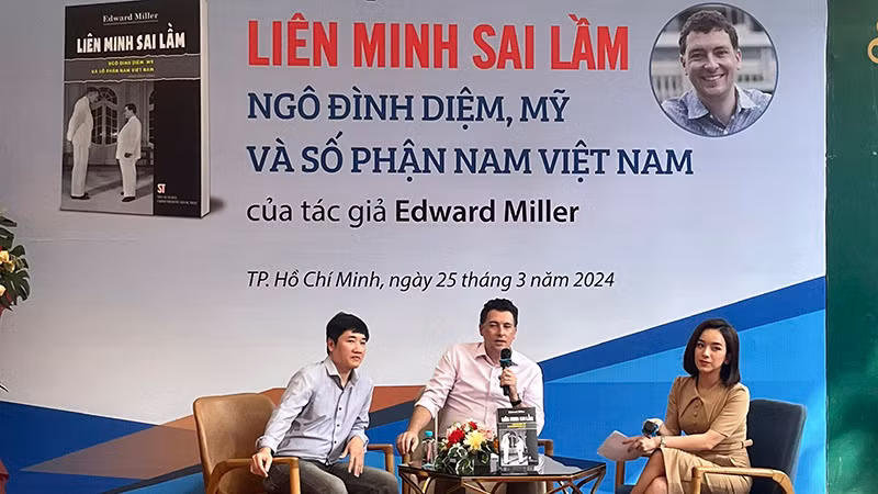 Tác giả Edward Miller (giữa) trả lời câu hỏi của độc giả tại buổi tọa đàm, ra mắt sách.