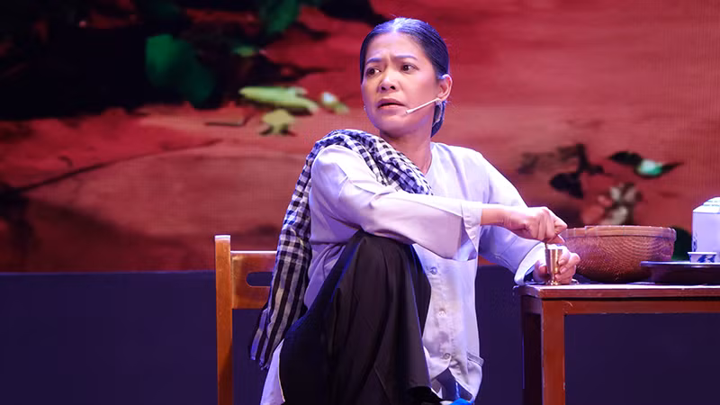 Nghệ sĩ Nhân dân Hoa Phượng (đoàn Hương Tràm, Cà Mau) tham gia vở diễn với vai vợ Bảy Đờn.