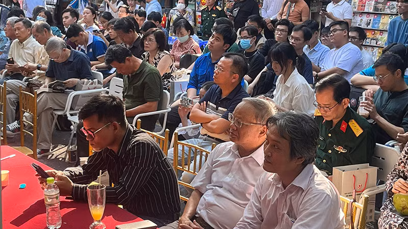 Đông đảo đại biểu, độc giả đến dự buổi tọa đàm, ra mắt sách chiều 25/3.