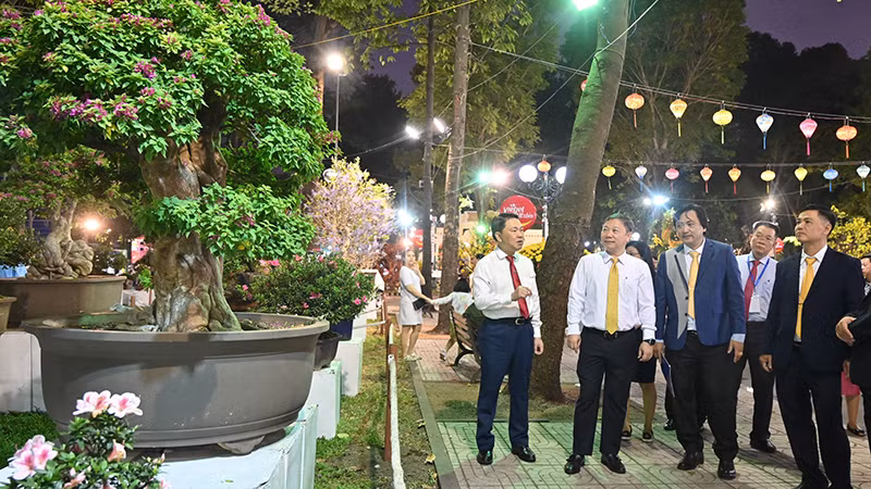 Các đại biểu tham quan Hội hoa xuân Tao Đàn 2024 tại buổi lễ khai mạc.