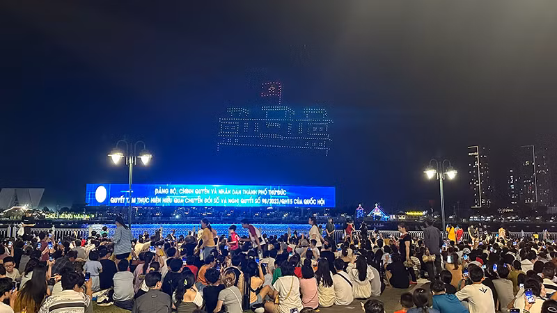 Người dân thích thú xem màn trình diễn drone trước giờ bắn pháo hoa. (Ảnh Thúy Bình)