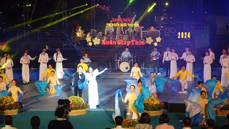 Tiết mục Khát vọng rồng xanh (Thạc sĩ, nhạc sĩ Đinh Quang Minh soạn lời) do ca sĩ Thanh Ngọc và Minh Quân trình bày.