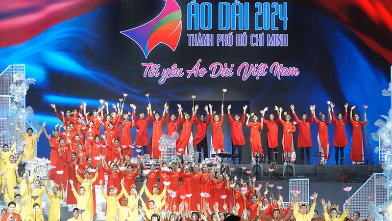 Chương trình khai mạc Lễ hội Áo dài Thành phố Hồ Chí Minh lần thứ 10 tạo ấn tượng cho công chúng.