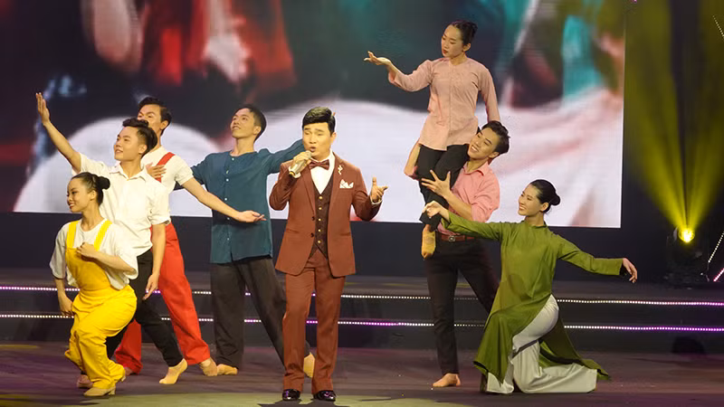 Ca sĩ Quang Linh trình bày ca khúc Mùa xuân trên quê hương (sáng tác Hoài Mai).