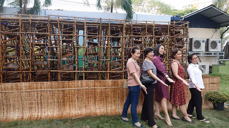 Khách tham quan chụp ảnh lưu niệm tại mô hình bờ xe nước 9 bánh.