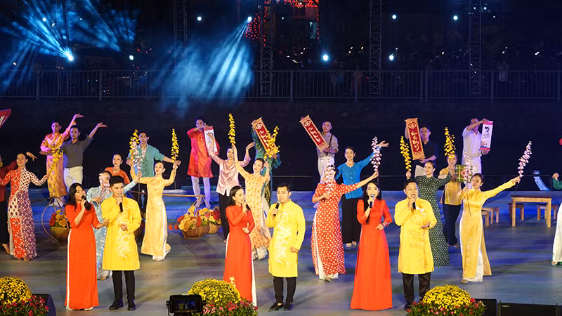 Tiết mục Khúc ca xuân (thể điệu Liễu thuận nương và Khốc hoàng thiên, Thạc sĩ Phạm Thái Bình soạn lời) do các nghệ sĩ trẻ trình bày.