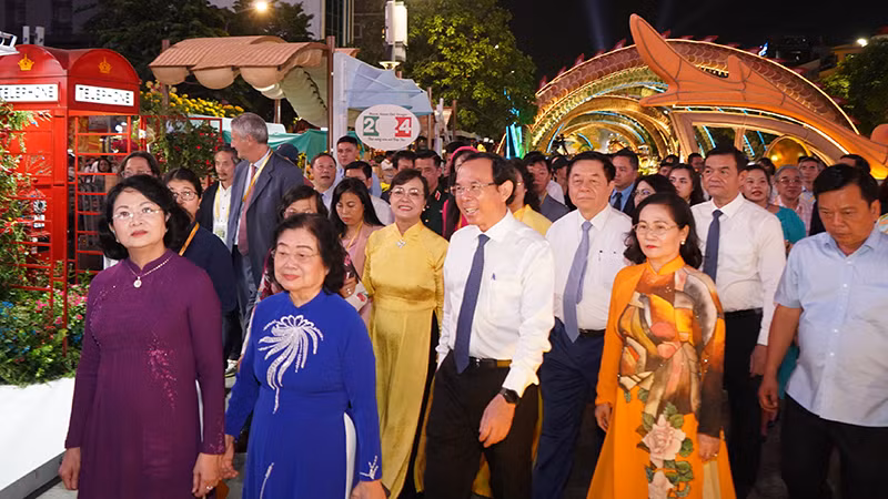 Các đại biểu tham quan Đường hoa Nguyễn Huệ Tết Giáp Thìn 2024. (Ảnh Thế Anh).