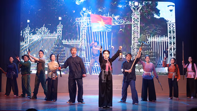 Vở Người ven đô mang lại nhiều cảm xúc cho khán giả mộ điệu.