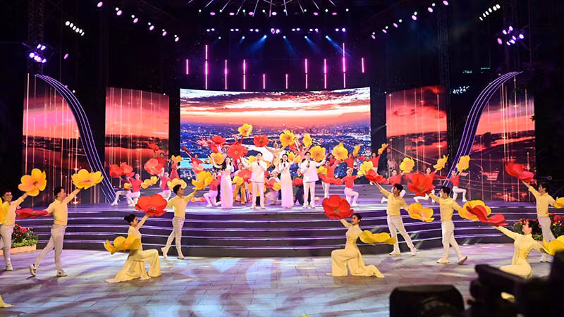 Ca khúc "Thành phố của những huyền thoại" mở đầu chương trình. (Ảnh: Quốc Thanh)