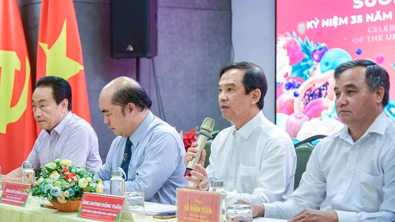 Ban tổ chức trả lời câu hỏi của phóng viên tại buổi họp báo.