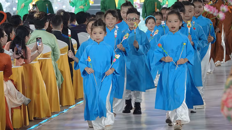 Các em thiếu nhi biểu diễn trong chương trình khai mạc.